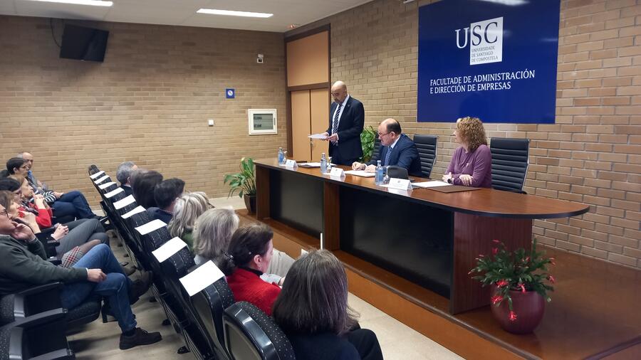 O decano xunto ao reitor Antonio López e a secretaria xeral da USC, Dulce María García Mella