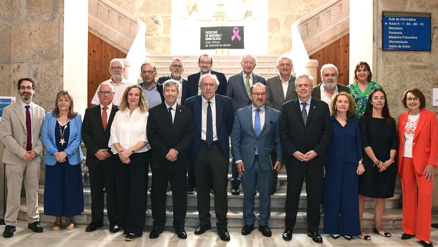 Foto de familia do novo equipo de goberno e autoridades asistentes ao acto. FOTO: Santi Alvite