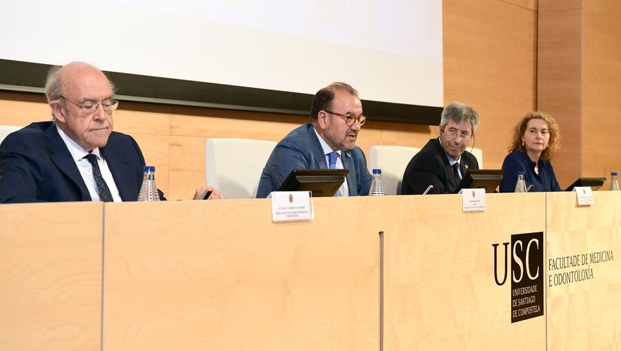 De esquerda a dereita, o decano saínte, o reitor, o novo decano e a secretaria xeral. FOTO: Santi Alvite