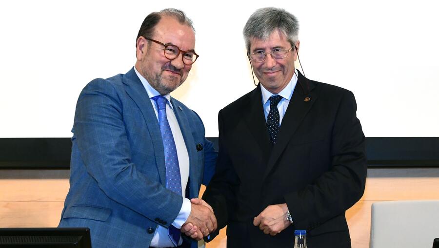 Reitor e decano danse a man durante o acto de toma de posesión. FOTO: Santi Alvite