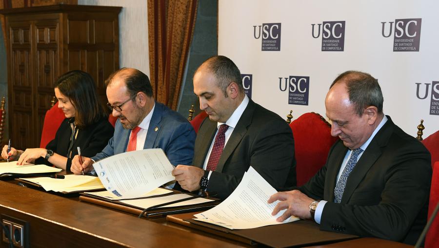 Con anterioridade á xornada de presentación, o reitor asinou o convenio de colaboración que pon en marcha esta Cátedra coas empresas colaboradoras. Foto: Santi Alvite