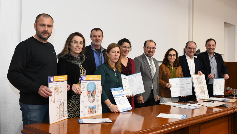 O reitor posa xunto aos autores dos Esenciais. FOTO: Santi Alvite