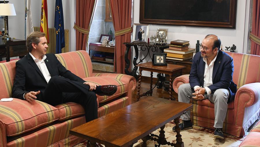 O documento foi asinado este xoves no Colexio San Xerome polo reitor Antonio López e o alcalde José Manuel Miñones. FOTO: Santi Alvite