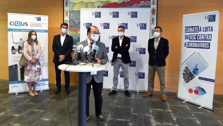 O reitor comparece ante os medios tras o acto de sinatura. FOTO: Santi Alvite