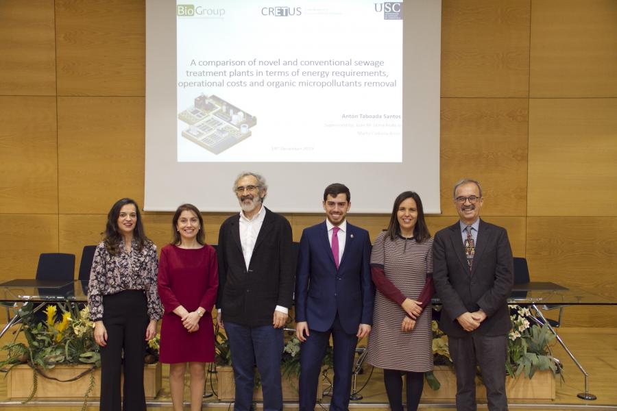 O doutorando posa xunto aos directores da tese e os membros do tribunal