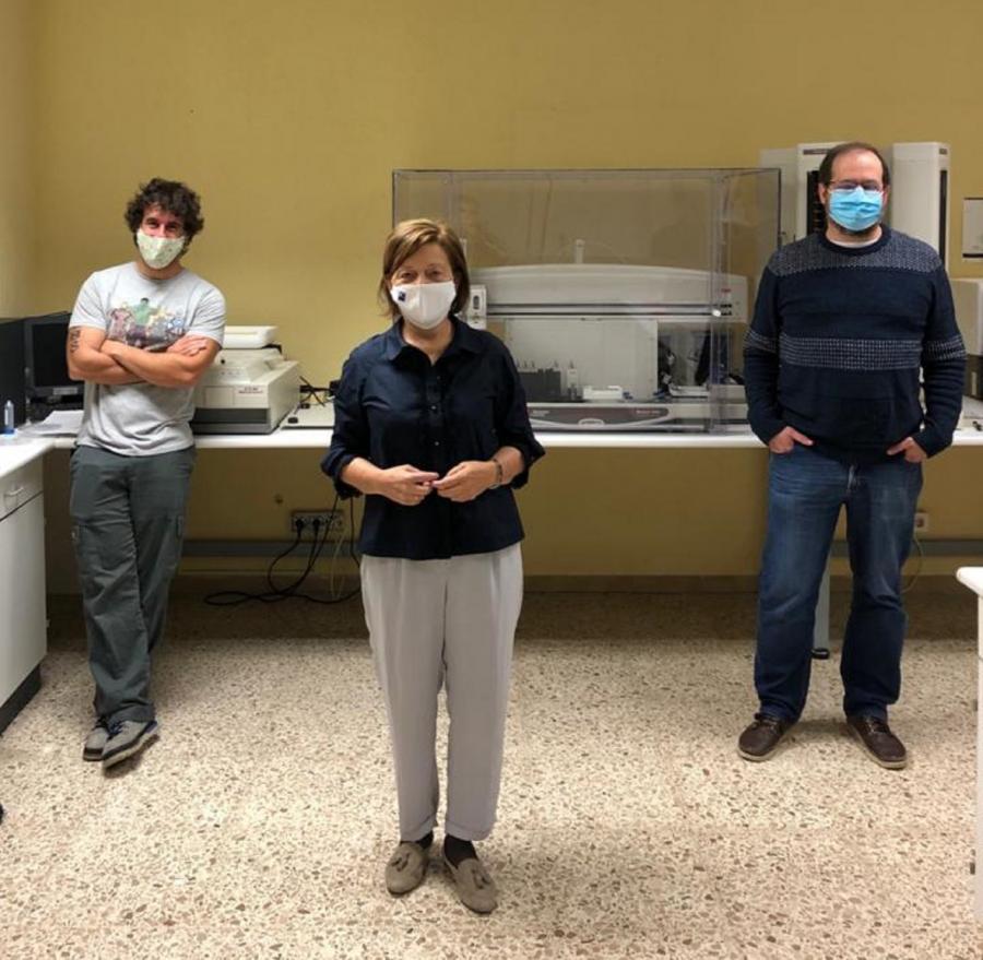 Pablo Cabezas, Laura Sánchez Piñón e Juan Rubiolo, na Facultade de Veterinaria do Campus de Lugo