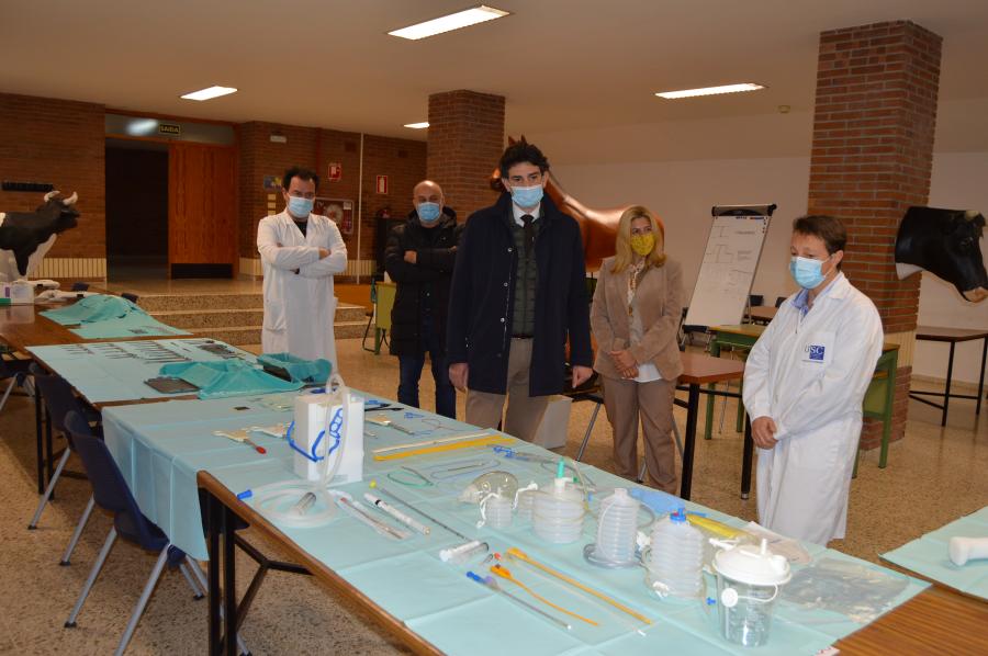 De esquerda a dereita, Fernando Muñoz, Gonzalo Fernández, Javier Arias, Beatriz Vázquez e Ana López Beceiro, na aula de habilidades clínicas de Veterinaria