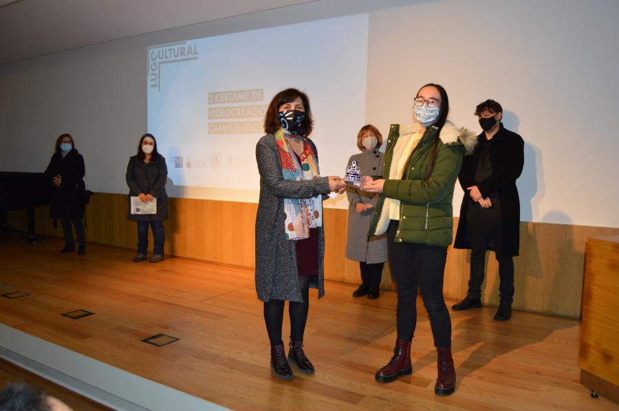 Montserrat Valcárcel entrega o premio á mellor comunicación audiovisual en presenza de Carmen Sarceda, Sonia Díaz, Loli Rodríguez e Bruno López