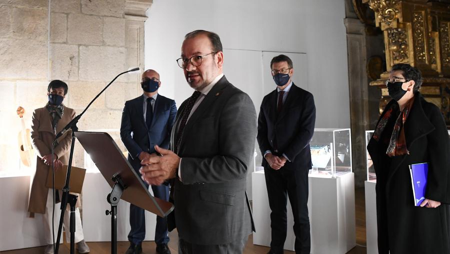 O reitor mostrouse satisfeito de poder sumar a implicación da USC a un proxecto singular pola propia personalidade poliédrica do personaxe. FOTO: Santi Alvite