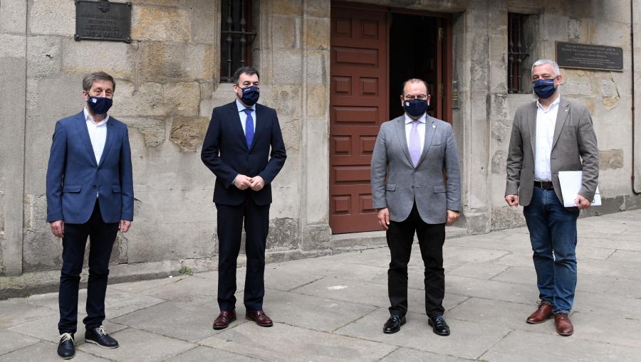 De esquerda a dereita, Xosé Luis Regueira, director do ILG; xunto a Román Rodríguez, Antonio López e Valentín García Gómez, secretario xeral de Política Lingüística. FOTO: Santi Alvite 