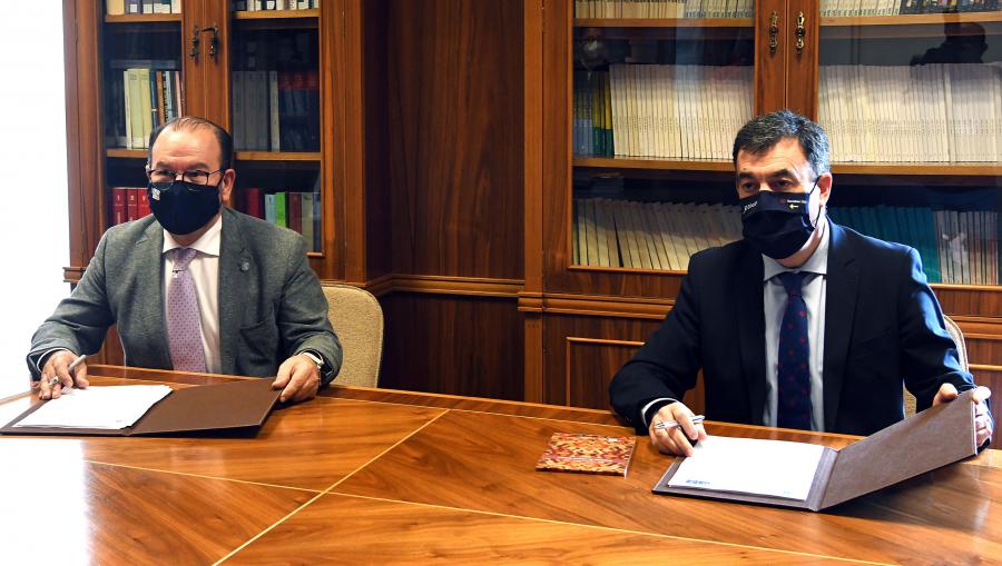 O reitor Antonio López e o conselleiro de Cultura, Educación e Universidade, na sinatura do convenio. FOTO: Santi Alvite  