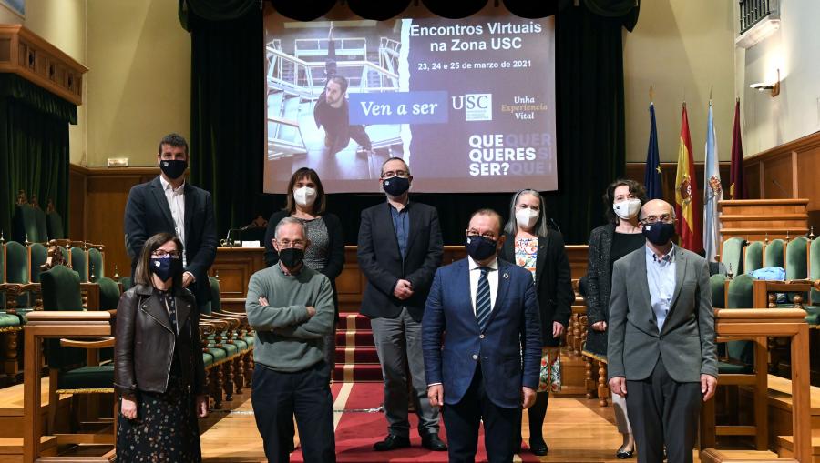 De esquerda a dereita e de arriba a abaixo, Jacobo Limeres, vicerreitor de Calidade; María José López Couso, vicerreitora de Titulacións; Víctor Arce, vicerreitor de Estudantes; Celia Besteiro, vicerreitora de Organización Académica; Dulce García Mella, secretaria xeral; Mar Lorenzo, vicerreitora de Igualdade, Cultura e Servizos; Ángel Carracedo, catedrático da USC; o reitor Antonio López; e Celso Rodríguez, delegado do reitor para asuntos de Ensino Medio. FOTO: Santi Alvite De esquerda a dereita e de arriba a abaixo, Jacobo Limeres, vicerreitor de Calidade; María José López Couso, vicerreitora de Titulacións; Víctor Arce, vicerreitor de Estudantes; Celia Besteiro, vicerreitora de Organización Académica; Dulce García Mella, secretaria xeral; Mar Lorenzo, vicerreitora de Igualdade, Cultura e Servizos; Ángel Carracedo, catedrático da USC; o reitor Antonio López; e Celso Rodríguez, delegado do reitor para asuntos de Ensino Medio. FOTO: Santi Alvite