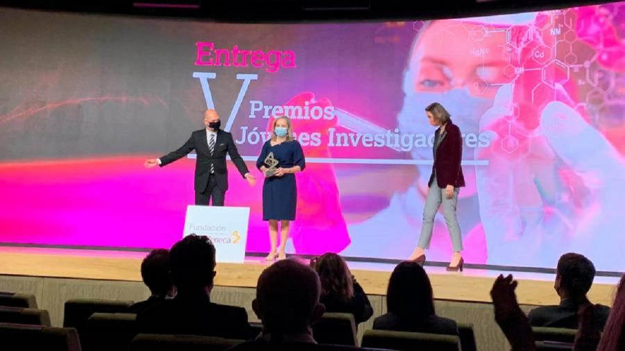 A profesora da USC recibiu a contía de 5.000 euros para doar á institución española e proxecto de investigación que ela elixa. FOTO: Fundación AstraZeneca