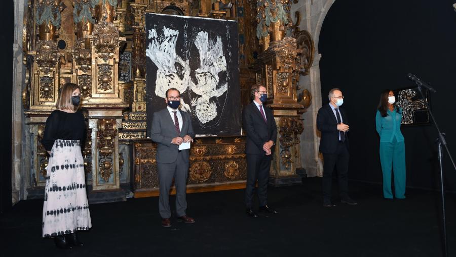 O reitor Antonio López inaugurou a exposición este xoves acompañado de Alberto Núñez Feijóo, presidente da Xunta de Galicia; Jose Antonio Sánchez Bugallo, alcalde de Santiago; e  Felipa Jove, presidenta da Fundación María José Jove, alén de Susana González, comisaria da exposición e directora da Colección de Arte, entre outras autoridades e personalidades do ámbito cultural de Galicia. FOTO: Santi Alvite O reitor Antonio López inaugurou a exposición este xoves acompañado de Alberto Núñez Feijóo, presidente da Xunta de Galicia; Jose Antonio Sánchez Bugallo, alcalde de Santiago; e  Felipa Jove, presidenta da Fundación María José Jove, alén de Susana González, comisaria da exposición e directora da Colección de Arte, entre outras autoridades e personalidades do ámbito cultural de Galicia. FOTO: Santi Alvite