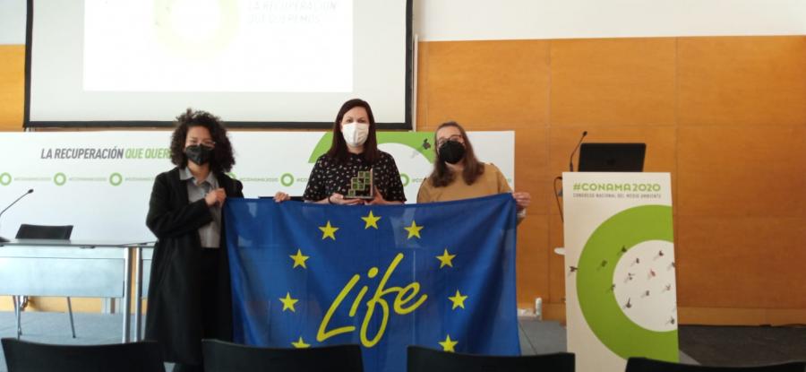 Andreina Vargas, Begoña Jiménez e Daniela Vargas, co premio do Conama 2020