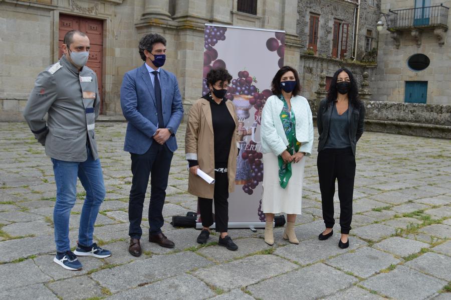 De esquerda a dereita, Diego López, Javier Arias, Isabel Lozano, Montserrat Valcárcel e Ana González, no adro da catedral de Lugo