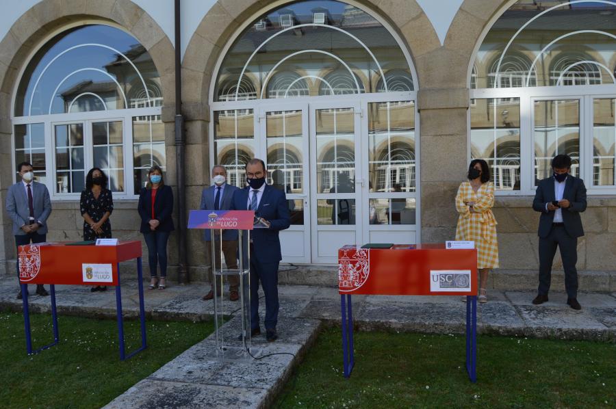 Antonio López, na súa intervención do Pazo de San Marcos de Lugo, diante do presidente da Deputación de Lugo, a vicerreitora Montserrat Valcárcel, o xerente da USC, Javier Ferreira, e varios deputados provinciais