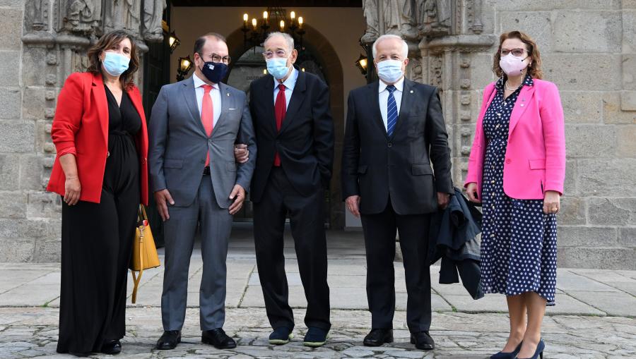 Solana, antes da cerimonia de entrega, visitou o Colexio San Xerome, onde foi recibido polo reitor Antonio López para despois asinar no Libro de Honra da institución. FOTO: Santi Alvite