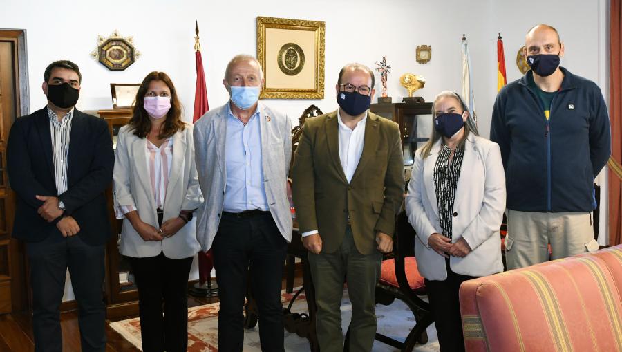 Representantes da USC e CIUDEN no acto de sinatura. Foto: Santi Alvite