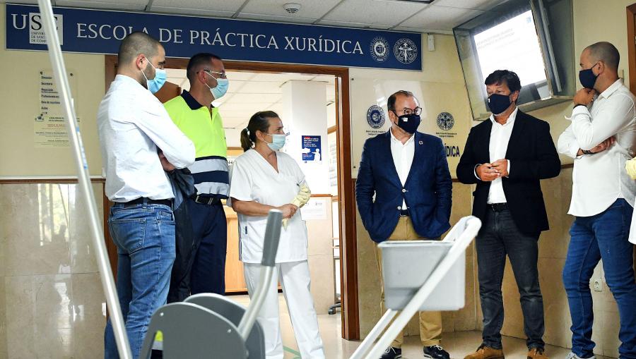O reitor Antonio López e o xerente da USC Javier Ferreira conversan con traballadores do servizo en presenza do xerente da Fundación USC Óscar Hermida e do director da Área de Operación de Infraestruturas, José Ángel Carrillo. FOTO: Santi Alvite