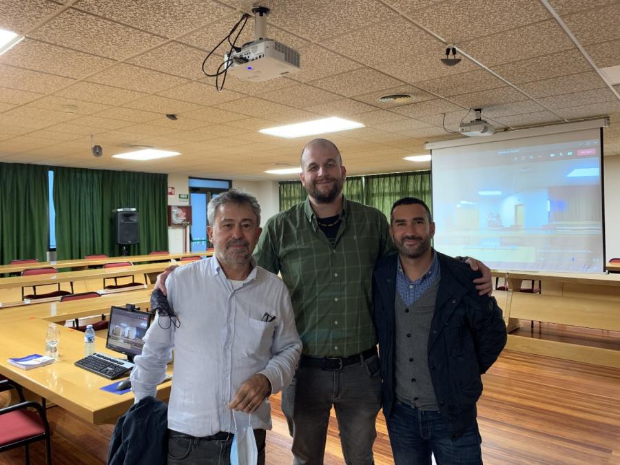 Adrián Casanova, entre Paulino Martínez e Manel Vera, na Facultade de Veterinaria