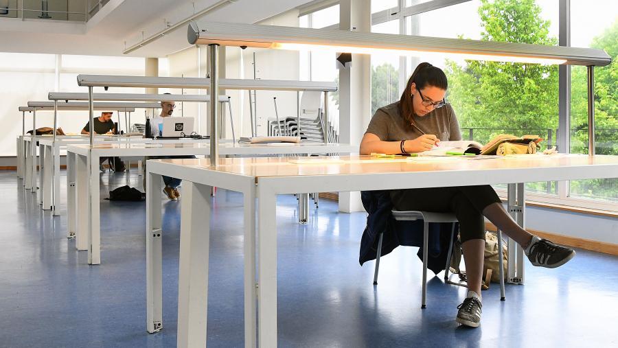 Estudantes na biblioteca