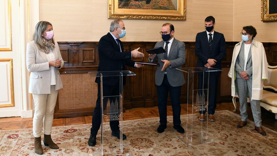 De esquerda a dereita, Milagros Castro, Xosé Sánchez Bugallo, Antonio López, Jacobo Limeres e María Jesús Mora. FOTO: Santi Alvite De esquerda a dereita, Milagros Castro, Xosé Sánchez Bugallo, Antonio López, Jacobo Limeres e María Jesús Mora. FOTO: Santi Alvite