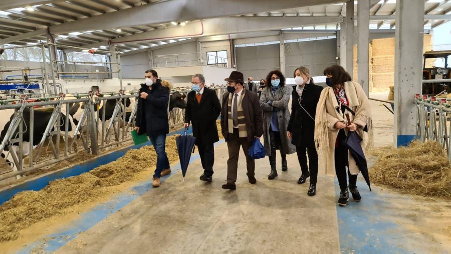 De esquerda a dereita, Roberto Fernández, Emilio Gomes, Antonio López, Sonia Verdes, Pilar García e Montserrat Valcárcel, na Granxa Experimental do Campus Terra