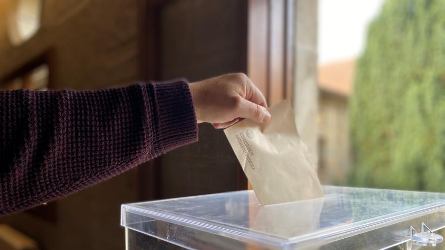 Urna y sobre electoral