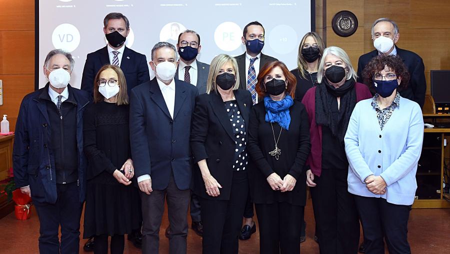 A sesión serviu para facer entrega da Insignia de ouro da Facultade aos trece profesores e profesoras xubiladas no pasado curso. FOTO: Santi Alvite