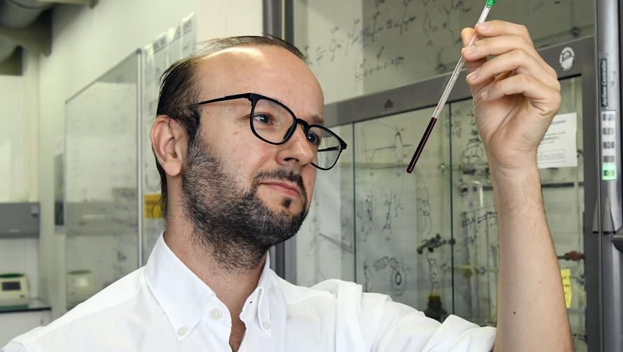 Javier Montenegro no seu laboratorio do CiQUS. FOTO: Santi Alvite