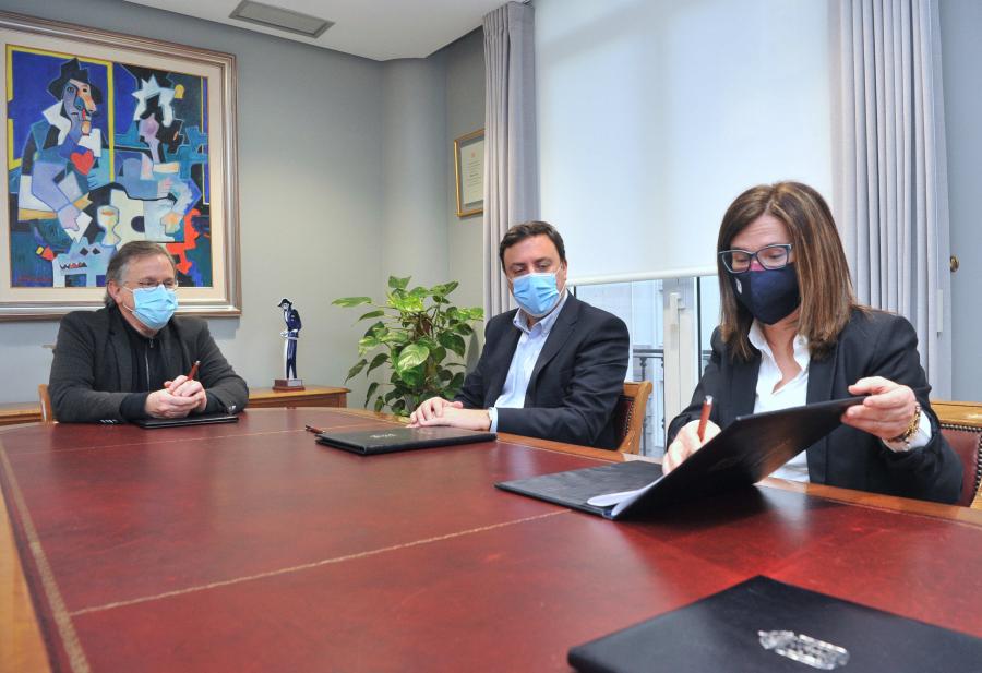Mar Lorenzo asinando o convenio. FOTO: Deputación da Coruña