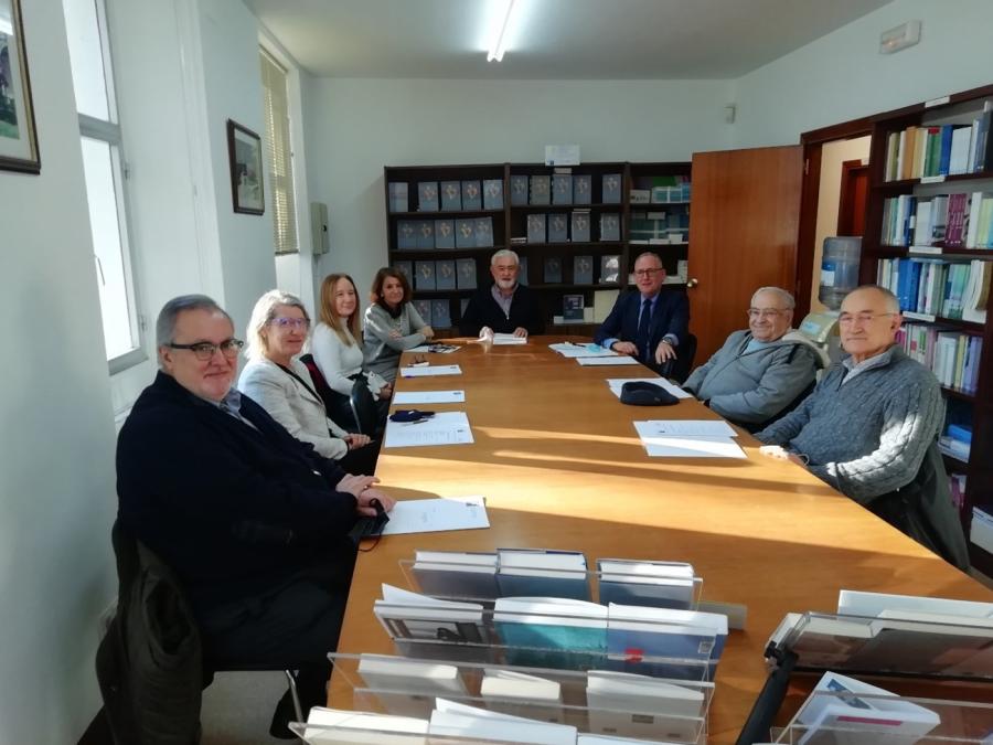 O Comité Científico de Clásicos do Pensamento Universal, dende a súa creación constituído por Darío Villanueva (director da colección) e os profesores Carlos Baliñas, José Castillo, Ramón Máiz, Antón Santamarina e José Sordo, ampliouse en xullo deste ano coa incorporación das profesoras Peregrina Quintela, Ofelia Rey e Mª Jesús Taboada