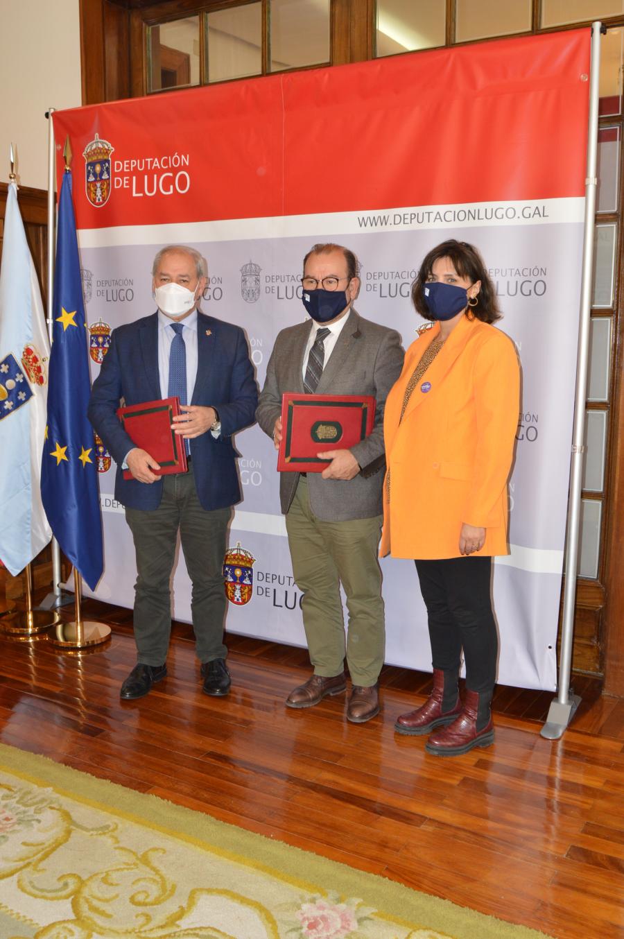 O reitor da USC, Antonio López, entre o presidente da Deputación de Lugo, José Tomé, e a vicerreitora de Coordinación do Campus de Lugo, Montserrat Valcárcel