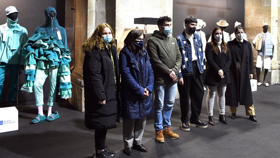 A vicerreitora de Igualdade, Cultura e Servizos da USC, Mar Lorenzo Moledo, posou cos premiados/as xunto á directora xeral de Xuventude, Participación e Voluntariado, Cristina Pichel Toimil. FOTO: Santi Alvite