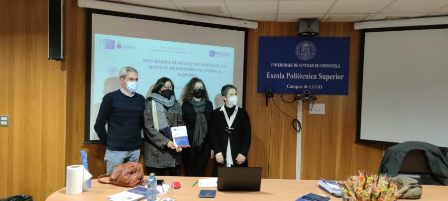 María Fandiño, segunda pola esquerda, cos membros do tribunal da súa tese, na EPS de Enxeñaría