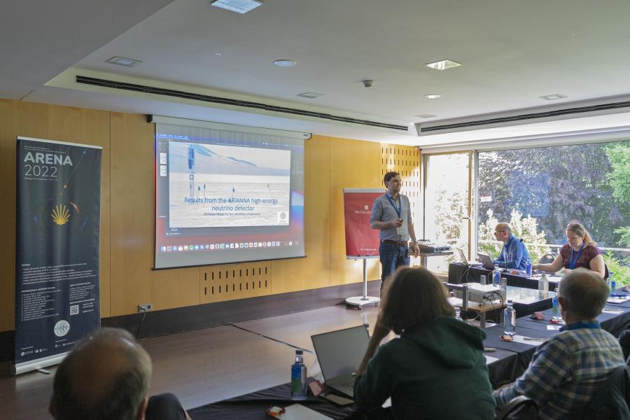 O físico Christian Glaser durante a súa intervención no ARENA 2022. FOTO: Elena Mora 