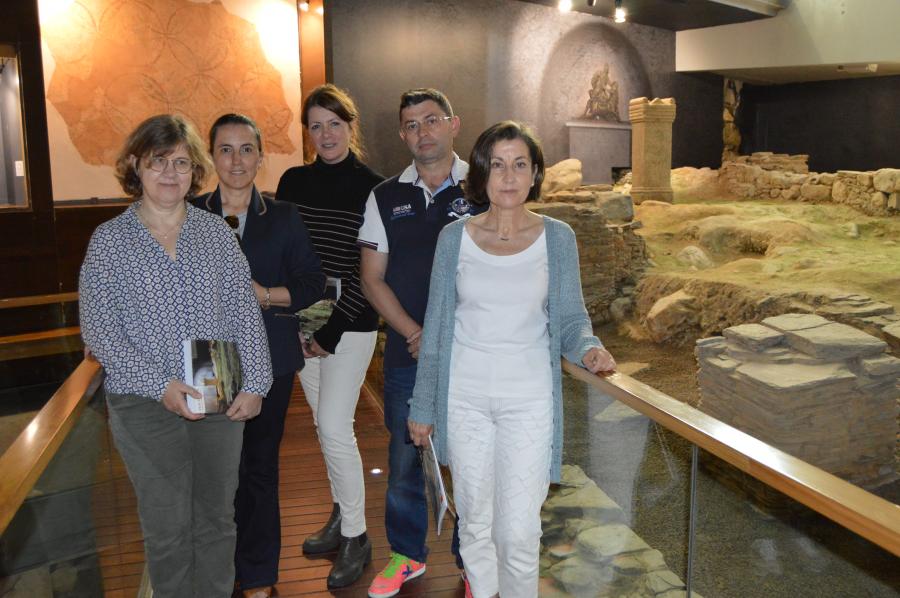 De esquerda a dereita, Estelle Bertrand, Elena Freire, Ellodie Salin, Francisco Fraga e Elvira López, na Domus do Mitreo