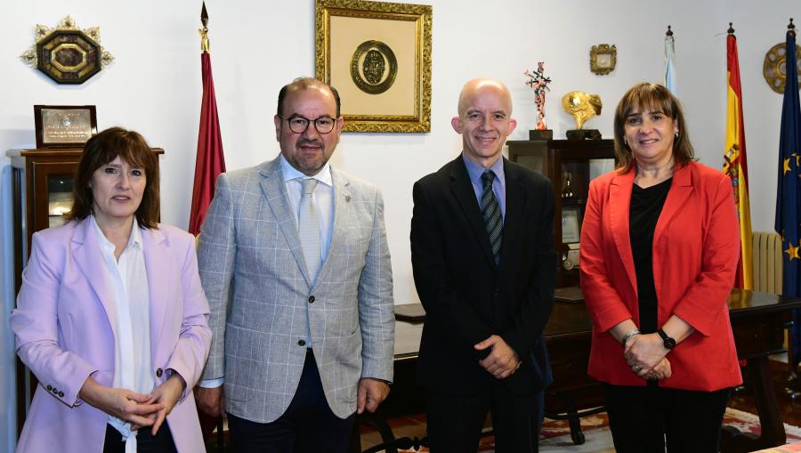 De esquerda a dereita, a directora do Centro de Estudos Propios da USC, Ana Díaz Martínez; o reitor Antonio López; o director xeral de FEUGA, Francisco Javier Pereiro Pérez; e a vicerreitora de Titulacións e Internacionalización, María José López Couso. FOTO: Santi Alvite  