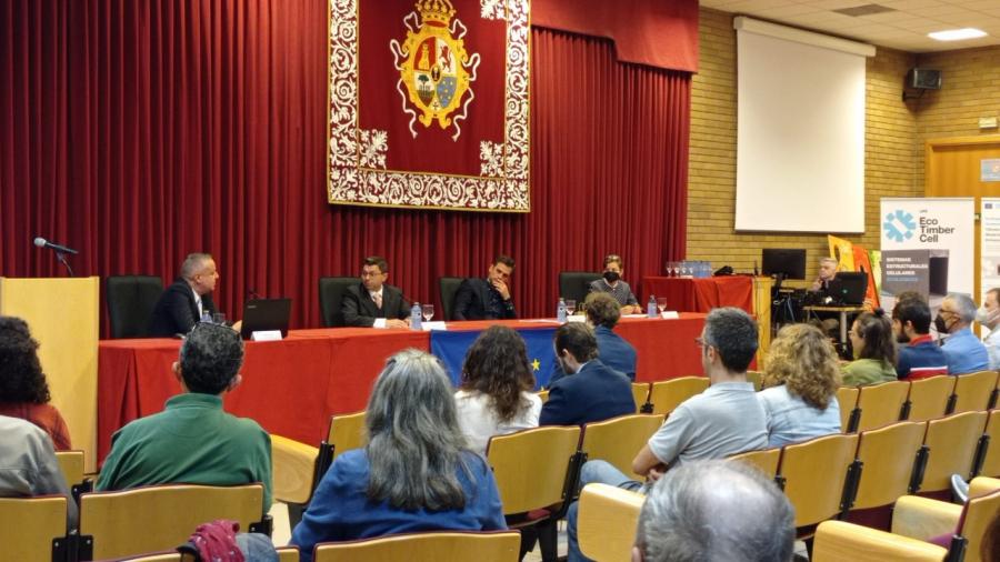 Participantes na sesión de clausura do Life EcoTimberCell, na EPS de Enxeñaría