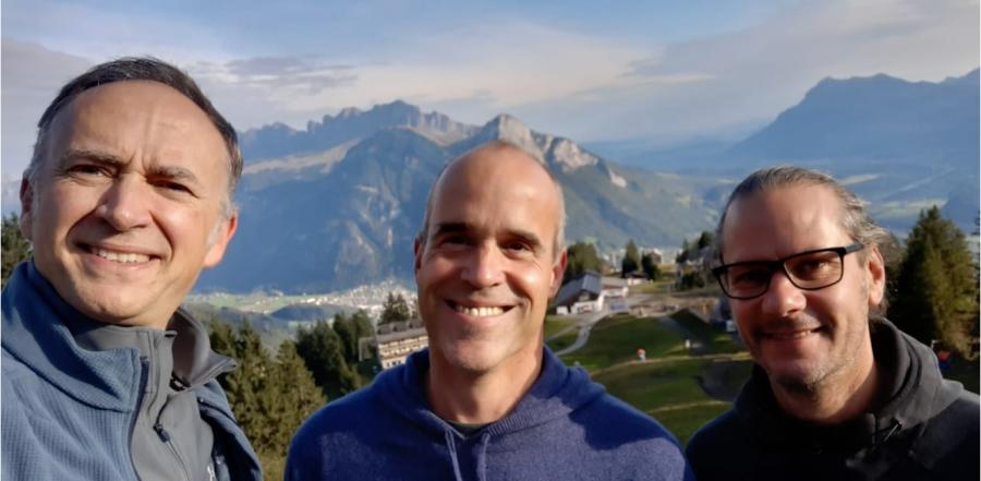 De esquerda a dereita, Diego Peña da USC, Jascha Repp da Universität Regensburg e Leo Gross de IBM Research