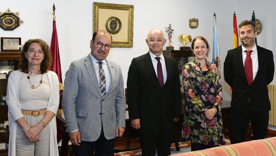 No acto tamén estiveron presentes a secretaria xeral da USC Dulce García Mella e a decana de Dereito, Ana Gude. Xunto a elas, primeiro pola dereita, José Ángel Oreiro Romar, secretario xeral do Consello. FOTO: Santi Alvite