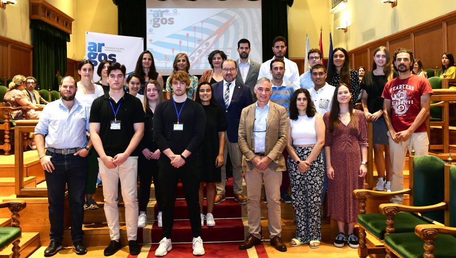 Foto de familia do reitor con todos os participantes en Argos. FOTO: Santi Alvite