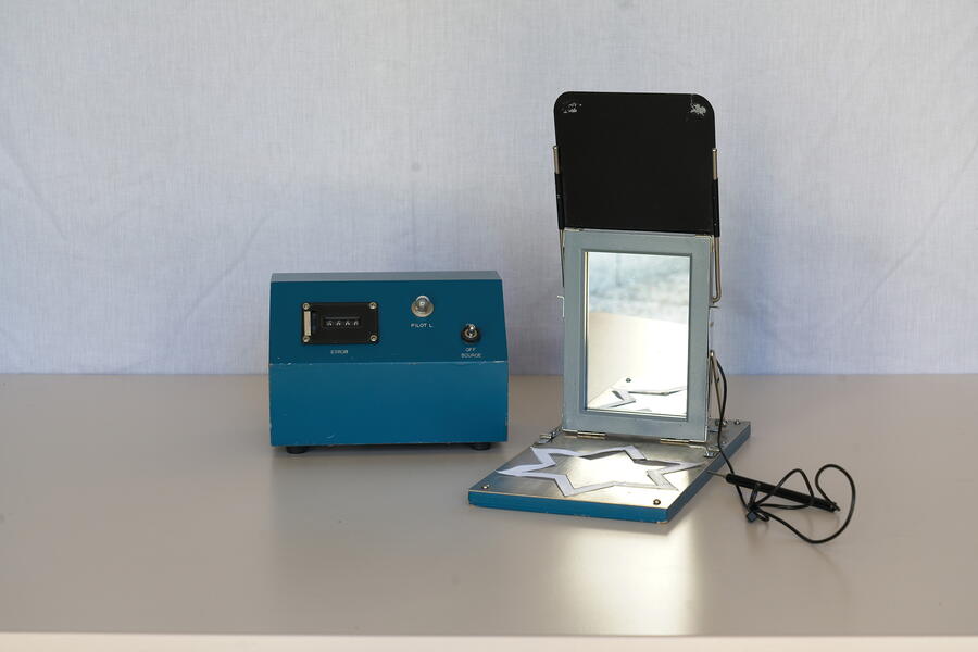 Debuxo en espello (TKK – 141)