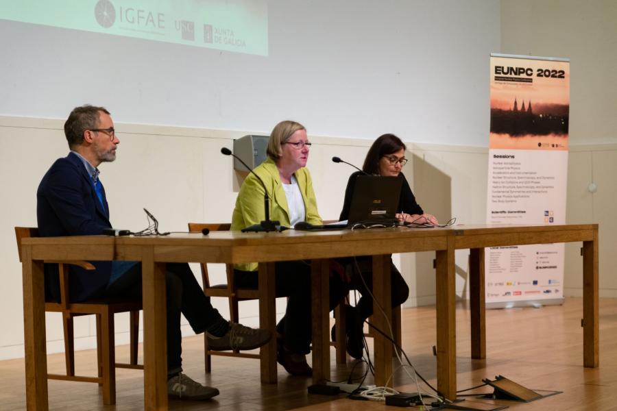 Na sesión inaugural participaron a presidenta do comité organizador e investigadora do IGFAE, Dolores Cortina; o director do IGFAE, Carlos Salgado; e a presidenta da división de Física Nuclear da Sociedade Europea de Física, Alison Bruce. FOTO: Elena Mora