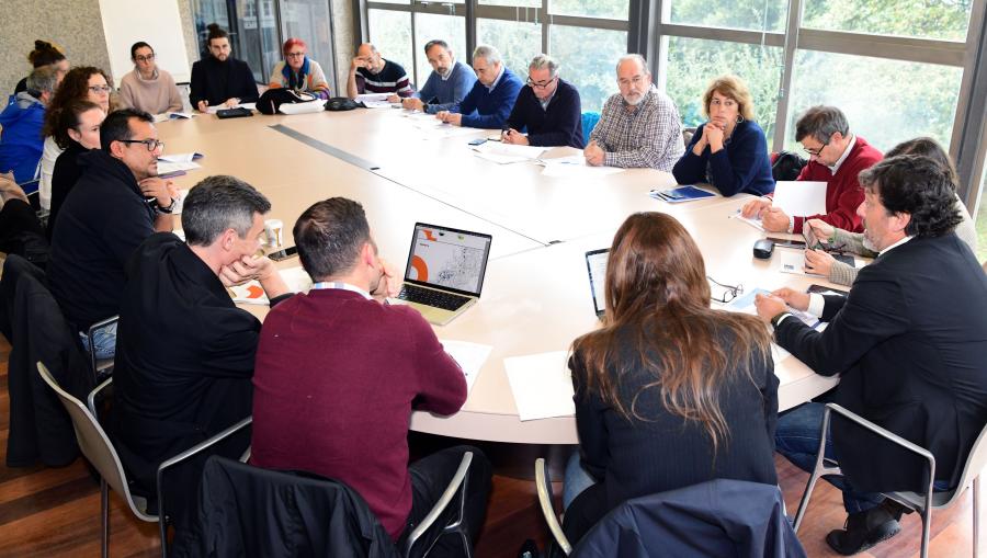 Potenciar a conexión das distintas zonas da cidade e a inserción dos campus na trama urbana a nivel de mobilidade; así como todas aquelas cuestións que melloren en xeral a vida nos campus son obxecto deste novo grupo de traballo que botou a andar este luns 24 no Centro de Estudos Avanzados. FOTO: Santi Alvite