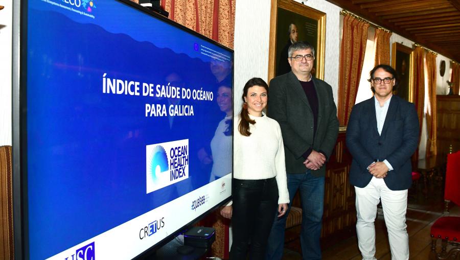 De esquerda a dereita, Katina Roumbedakis, Vicente Pérez e Sebastián Villasante. FOTO: Santi Alvite