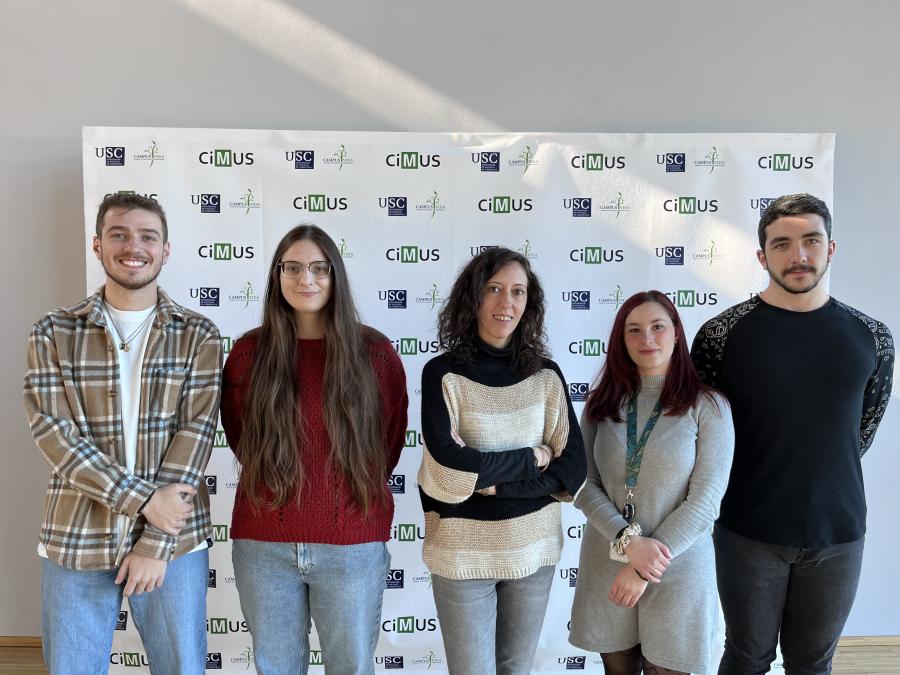 Iria Gómez Touriño, no centro da imaxe xunto ao resto de investigadores do CiMUS que compoñen o equipo, é a beneficiaria da axuda