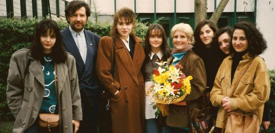 Luz Pozo Garza, cun ramo de flores, xunto con Claudio Rodríguez Fer e alumnado de Humanidades, nunha imaxe de arquivo