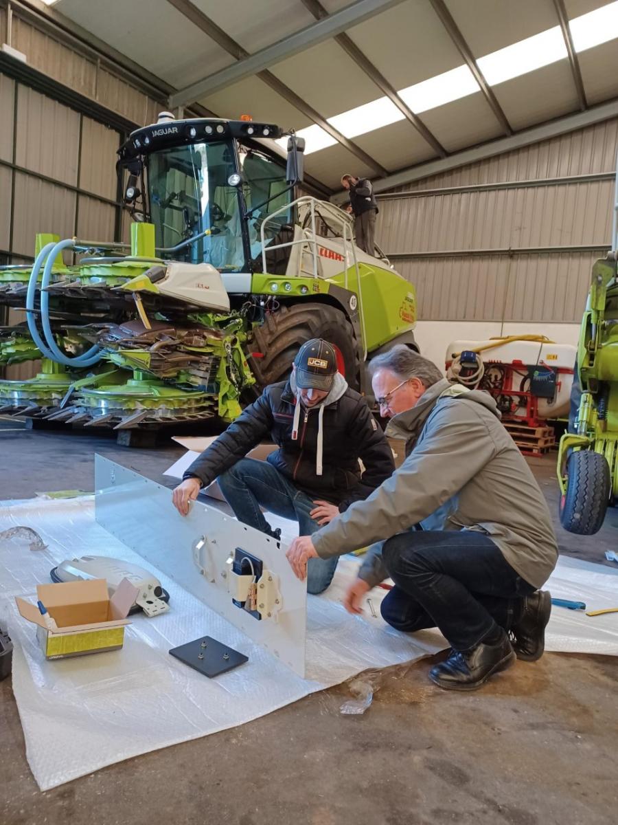 Marcos Otero e Javier Bueno supervisan os sensores que se instalarán nas colleitadoras